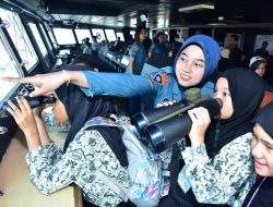 Ratusan Pelajar Penuhi Dermaga Kolinlamil: Momen Menyentuh Saat Siswa SD dan MI Kagumi KRI Banda Aceh