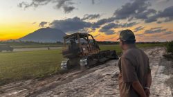 Demi Keselamatan di Langit Terdepan NKRI, Lanud RSA Natuna Benahi Drainase Runway dengan Alat Berat