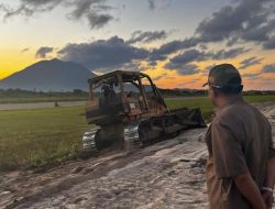 Demi Keselamatan di Langit Terdepan NKRI, Lanud RSA Natuna Benahi Drainase Runway dengan Alat Berat