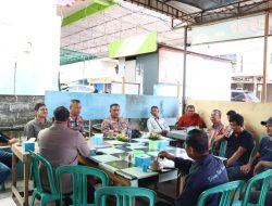 Ngopi Bareng di Kedai Jhon: Kapolres Natuna Basembang Barcerite dengan Buruh Penagi, Dengar Curhat Soal BBM Hingga Keselamatan Kerja