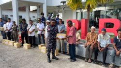 Danlanal Ranai Serahkan Life Jacket ke Nelayan Serasan: Rompi Oranye Penyelamat Nyawa di Laut Natuna