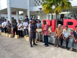 Danlanal Ranai Serahkan Life Jacket ke Nelayan Serasan: Rompi Oranye Penyelamat Nyawa di Laut Natuna