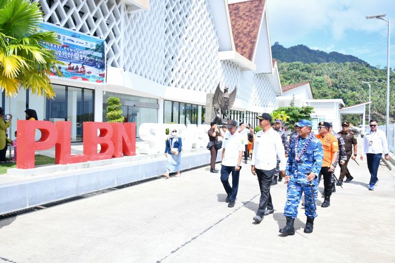 Komandan Lanud Raden Sadjad (Danlanud RSA) Marsekal Pertama TNI Onesmus Gede Rai Aryadi, S.E., M.M., M.Han bersama rombongan tiba ke pulau Serasan
