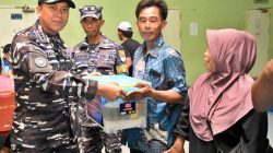 KRI Surabaya 591 Jadi ‘Rumah Sakit Apung’ dan Dapur Umum bagi Warga Pulau Genting