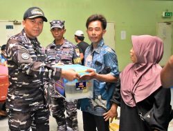 KRI Surabaya 591 Jadi ‘Rumah Sakit Apung’ dan Dapur Umum bagi Warga Pulau Genting