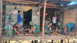 Personil Kodim 0318 Natuna Renovasi Rumah Ibu Sarifah di Piasan Kecil dalam Rangka TMMD Anambas