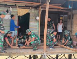 Personil Kodim 0318 Natuna Renovasi Rumah Ibu Sarifah di Piasan Kecil dalam Rangka TMMD Anambas