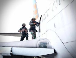 Kopaska TNI AL Asah Nyali di Bandara Juanda, Jinakkan Bom Hingga Rebut Pesawat dari Pembajak