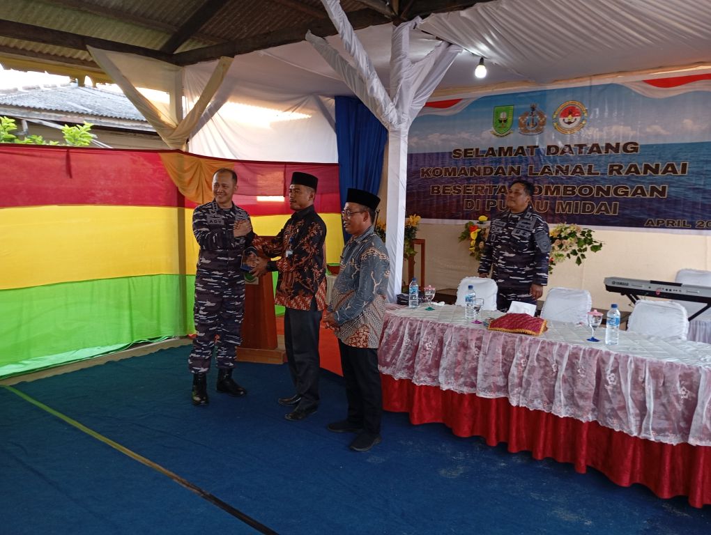 Cendramata diberikan Danlanal Ranai kepada Dua Camat Midai dan Camat Suak Midai
