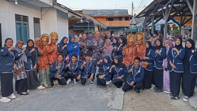 Komandan Pangkalan TNI Angkatan Laut (Lanal) Ranai, Kolonel Laut (P) Ady Dharmawan bersama putra putri SMA Midai