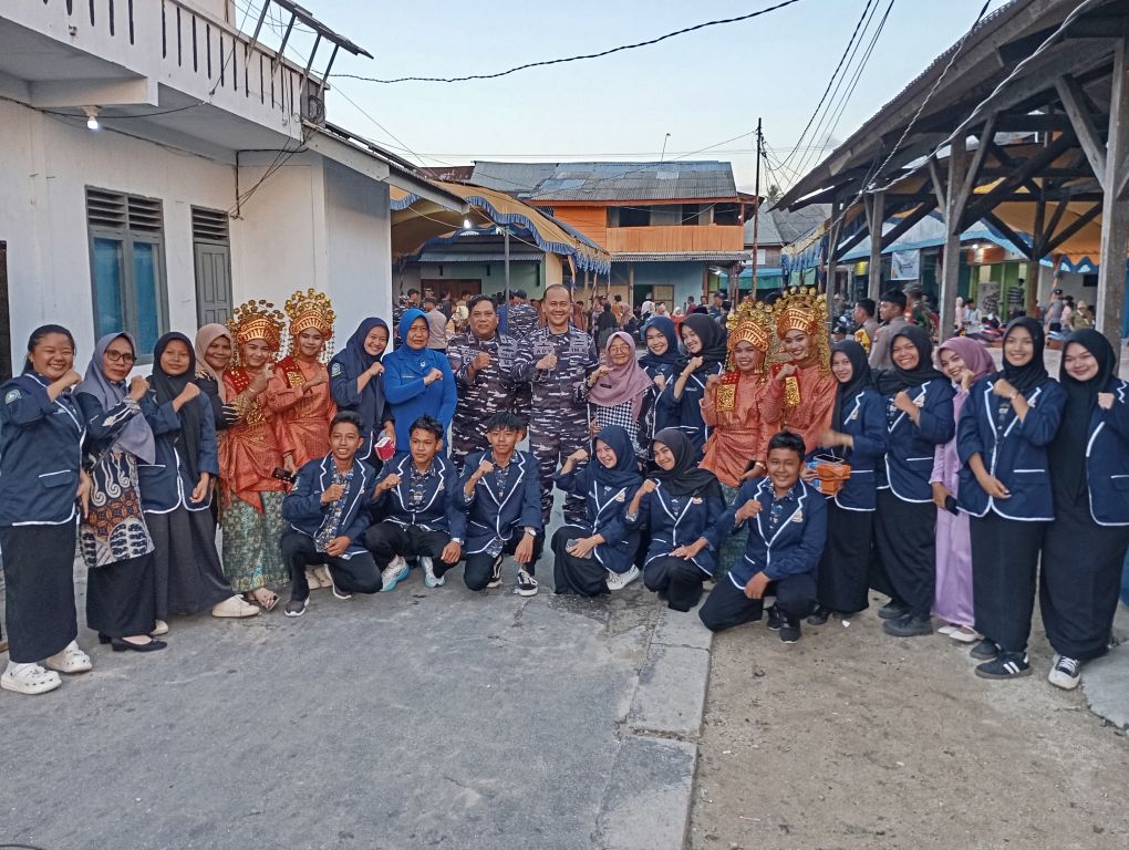 Komandan Pangkalan TNI Angkatan Laut (Lanal) Ranai, Kolonel Laut (P) Ady Dharmawan bersama putra putri SMA Midai