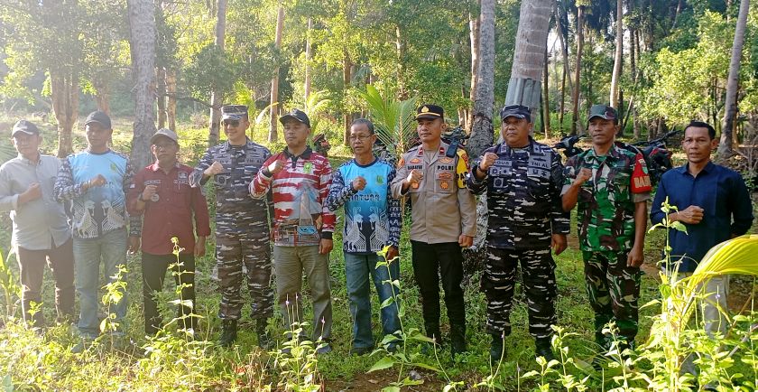 Menjau lokasi tanah untuk pembangunan radar di pulau Midai bersama Danlanal, Forkopimcam dan Komandan Posal Midai Kapten Laut (P) Agus Haryanto