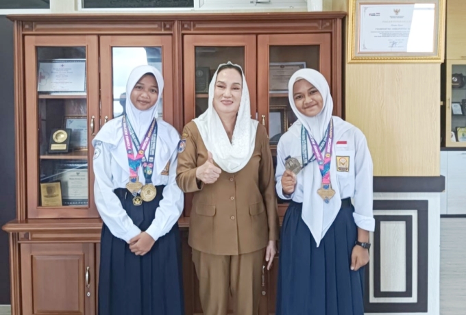 Bupati Natuna Cen Sui Lan tak kuasa menahan haru saat menerima dua atlet karate putri peraih emas Kejurnas