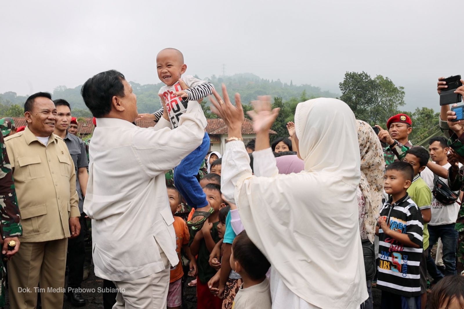 Presiden Prabowo Subianto bersama generasi emas