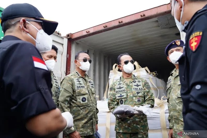 Panglima Komando Armada RI Laksdya TNI Denih Hendrata (kiri) dan Kepala Staf Umum (Kasum) TNI Letjen TNI Richard Tampubolon (kanan) saat memeriksa kontainer berisi mineral di Batam, Selasa (26/5/2026) (ANTARA/Ho-Humas Mabes TNI)