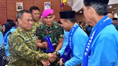 keberangkatan 67 personel dan Keluarga Besar Tentara (KBT) TNI AL