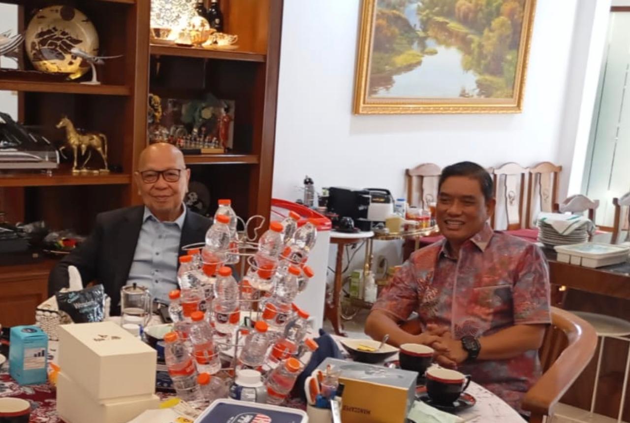 Dr. Ir. Abdul Rivai Ras, dengan Dewan Penasihat APPMBGI, Letjen TNI (Purn) Glenn H. Kairupan