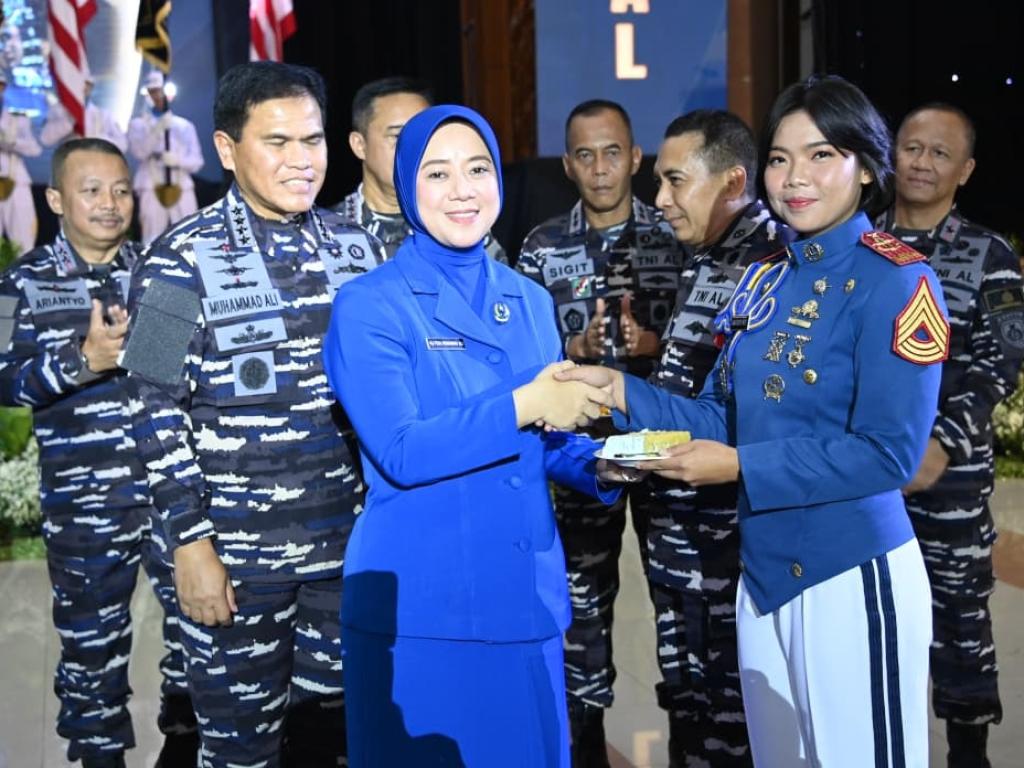 Ibu Fera dan Laksamana TNI Dr. Muhammad Ali
