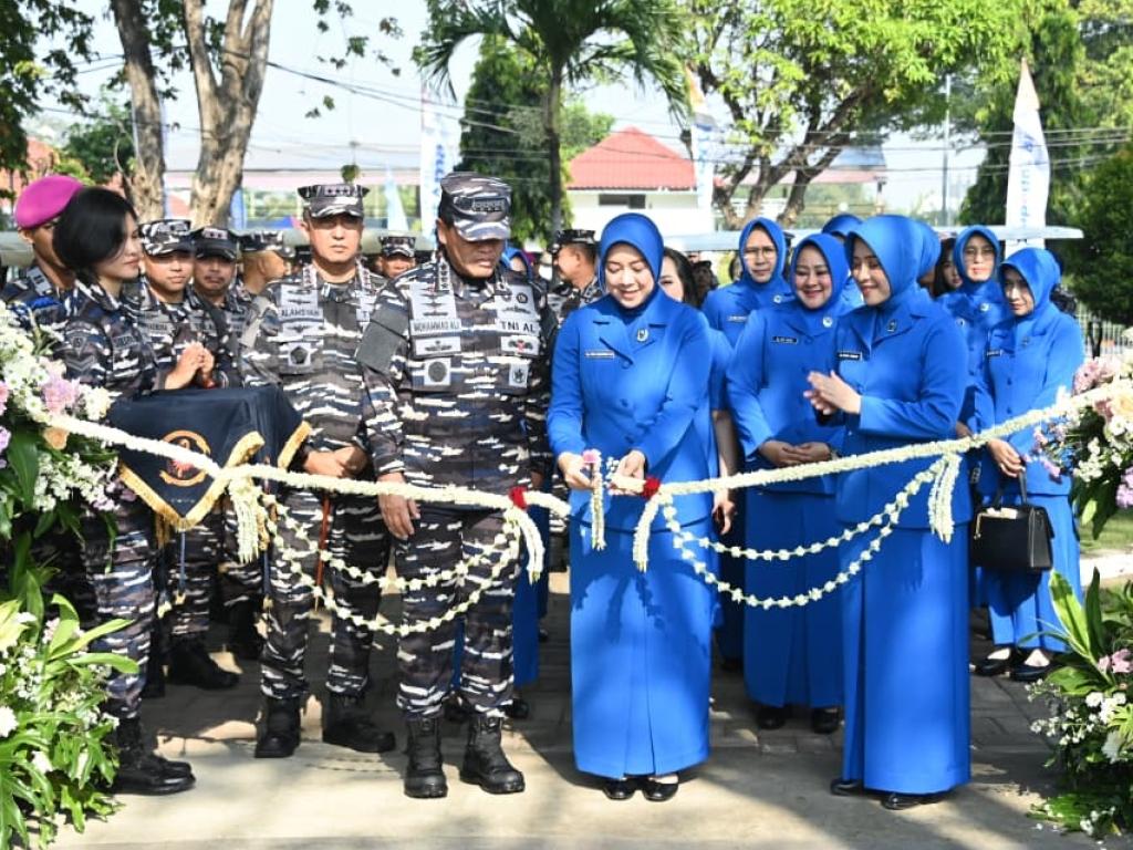 Kasal yang didampingi Ketua Umum Jalasenastri Ny. Fera Muhammad Ali meresmikan sederet fasilitas
