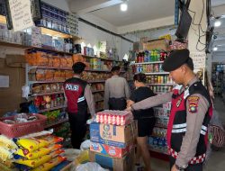 Polsek Bunguran Barat Patroli Dialogis di Pelabuhan Sedanau, Bantu Warga Angkut Sembako