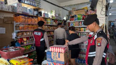 Bantu Angkat Barang dan Sembako Warga