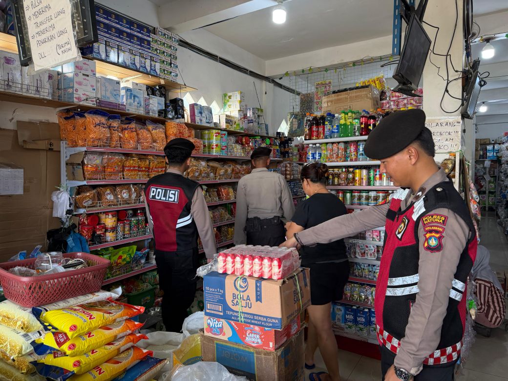 Bantu Angkat Barang dan Sembako Warga