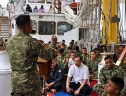 Khusyuk di Perantauan, Taruna AAL Gelar Sholat Idul Adha di Geladak KRI Bima Suci yang Sandar di Shanghai