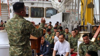 Khusyuk di Perantauan, Taruna AAL Gelar Sholat Idul Adha di Geladak KRI Bima Suci yang Sandar di Shanghai