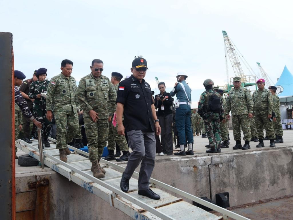 Kepala Staf Umum (Kasum) TNI Letjen TNI Richard Taruli H. Tampubolon, S.H., M.M., beserta rombongan Satgas Penertiban Kawasan Hutan (PKH) melaksanakan kunjungan dan peninjauan ke kapal tangkapan TB Capricorn 106/TK Capricorn 92.210 di Dermaga Mako Kodaeral IV Batam, Selasa (26/05/2026).