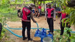Krisis Air Bersih Natuna, Personil Polres Salurkan Bantuan Air Bersih Warga