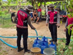 Krisis Air Bersih Natuna, Personil Polres Salurkan Bantuan Air Bersih Warga