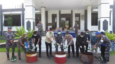Lanal Morotai Gagalkan Peredaran Miras Ilegal Golongan B di Pelabuhan Daruba, Puluhan Botol Dimusnahkan