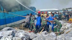 Siaga di Laut, Selamat di Darat: Prajurit Lanal Tegal Sigap Padamkan Si Jago Merah KM Usaha 3