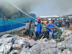 Siaga di Laut, Selamat di Darat: Prajurit Lanal Tegal Sigap Padamkan Si Jago Merah KM Usaha 3