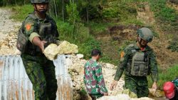 Prajurit Yonif 2 Marinir Wujudkan Sinergitas TNI, Perbaiki Jembatan Vital Penghubung Dua Kampung di Pedalaman Papua