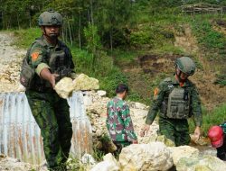 Prajurit Yonif 2 Marinir Wujudkan Sinergitas TNI, Perbaiki Jembatan Vital Penghubung Dua Kampung di Pedalaman Papua
