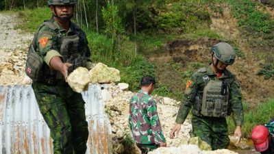 Prajurit Yonif 2 Marinir Wujudkan Sinergitas TNI, Perbaiki Jembatan Vital Penghubung Dua Kampung di Pedalaman Papua