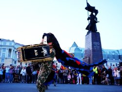 Genderang Suling Gita Jala Taruna AAL Pukau Ribuan Warga Vladivostok di Puncak Hari Besar Rusia 2026