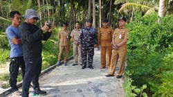 Komandan Pos TNI Angkatan Laut (Posal) Midai, Kapten Laut (P) Agus Haryanto, bersama Camat Midai dan aparatur desa setempat, melaksanakan pendampingan Tim Survey Topografi Kementerian Kelautan dan Perikanan (KKP).