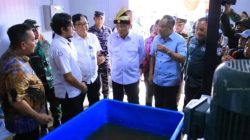Menteri Koordinator Bidang Politik dan Keamanan (Menko Polkam) RI, Jenderal TNI (Purn) Djamari Chaniago, melakukan peninjauan langsung ke Kampung Nelayan Merah Putih