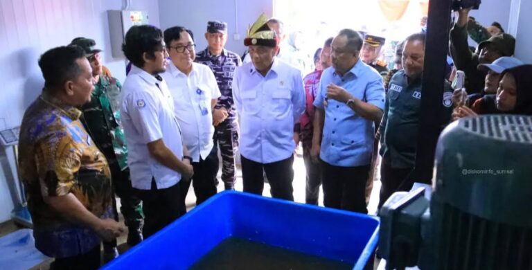 Menteri Koordinator Bidang Politik dan Keamanan (Menko Polkam) RI, Jenderal TNI (Purn) Djamari Chaniago, melakukan peninjauan langsung ke Kampung Nelayan Merah Putih