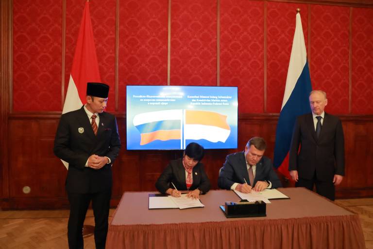 Penandatanganan NDA antara PT PAL Indonesia dengan Ak Bars Shipbuilding Corporation yang disaksikan Menko Infra di Rusia