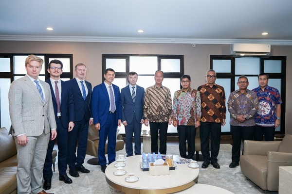 Duta Besar Luar Biasa dan Berkuasa Penuh Federasi Rusia untuk Republik Indonesia Sergei Gennadievich Tolchenov (kelima kiri) beserta tim bersama Menteri Perindustrian RI, Agus Gumiwang Kartasasmita (kelima kanan) dalam acara Pertemuan Bilateral dengan Duta Besar Luar Biasa dan Berkuasa Penuh Federasi Rusia untuk Republik Indonesia Perwakilan Perdagangan Federasi Rusia di Republik Indonesia di Jakarta.