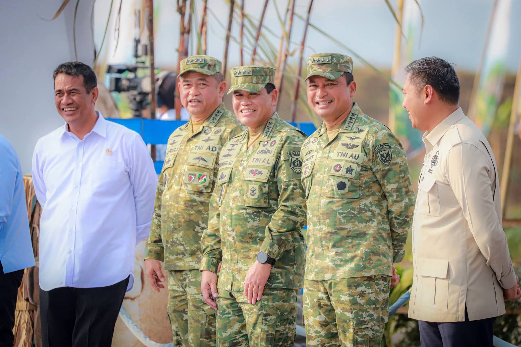 Kepala Staf Angkatan Laut (Kasal) Laksamana TNI Dr. Muhammad Ali turut hadir dalam Panen Raya Tebu Terintegrasi yang dipimpin langsung Presiden RI Prabowo Subianto