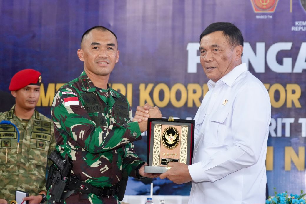 Menko polkam salam komando bersama Danyon Komposit 1 Gardapati, Letkol Inf. M. Ricky P.P.P.A.G.A., S.Hub.Int., M.H.I.,
