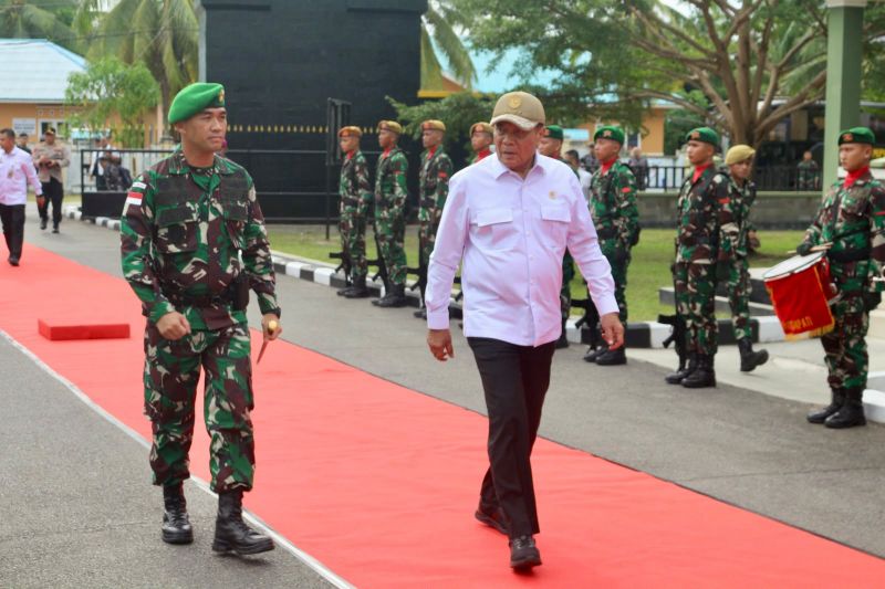 Markas Batalyon Komposit 1/Gardapati. Kunjungan ini menegaskan komitmen pemerintah dalam memperkuat sinergi pertahanan di wilayah perbatasan