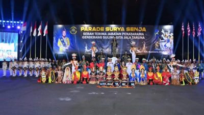 Ibu Taruna AAL Ny. Fera Muhammad Ali pimpin Parade Surya Senja 2026 di Surabaya. Serah terima genderang suling jadi simbol estafet kepemimpinan Taruna, dihadiri Kasal Laksamana Muhammad Ali.