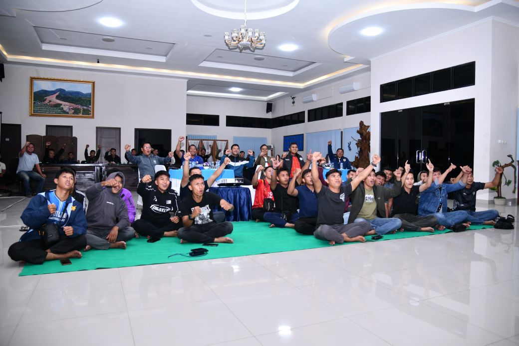 TNI Onesmus Gede Rai Aryadi, hadiri nonton bareng Spanyol vs Belgia di Graha Serasan. Warga Natuna diajak nobar gratis, suasana hangat penuh keakraban.