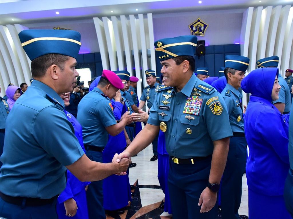 Kepala Staf Angkatan Laut (Kasal) Laksamana TNI Dr. Muhammad Ali memimpin prosesi Laporan Korps Kenaikan Pangkat 31 Perwira Tinggi (Pati) TNI AL di Wisma Elang Laut,