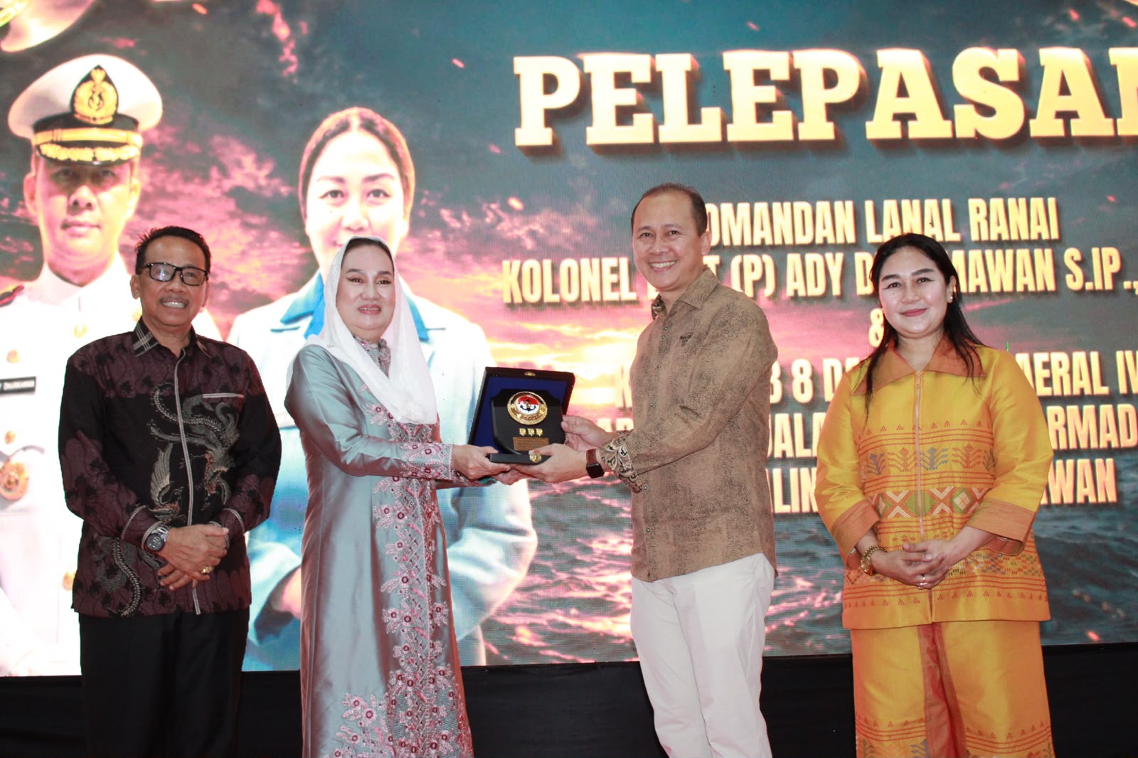 Bupati Natuna Cen sui lan bersama wakil bupati Jarmin 